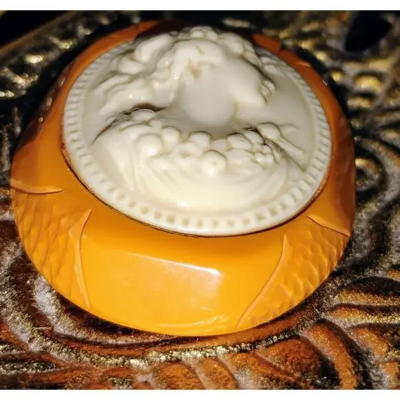 Vintage Art Deco Butterscotch Bakelite Cameo Brooch - Picture 4 of 5